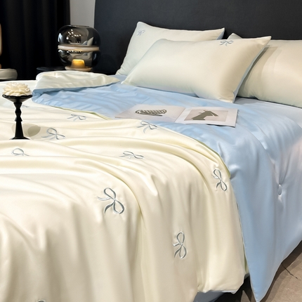 91家纺网 家纺一手货源 找家纺 宇航家纺  2025新款水洗真丝天丝绣花夏被四件套夏凉被空调被 单夏被 蝴蝶结白拼天蓝