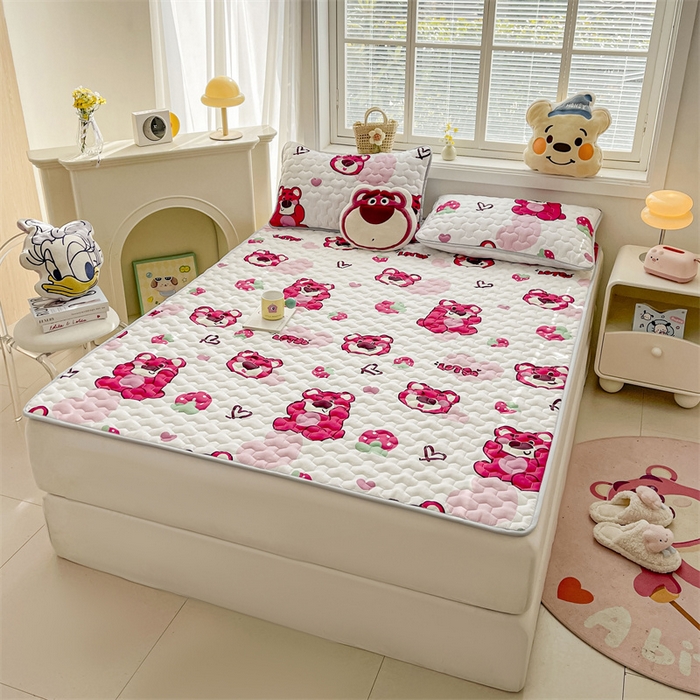 91家纺网 家纺一手货源 找家纺 迪梦思家纺 2025新款A类正版授权卡通印花水洗棉夹棉学生床护垫 爱心草莓能