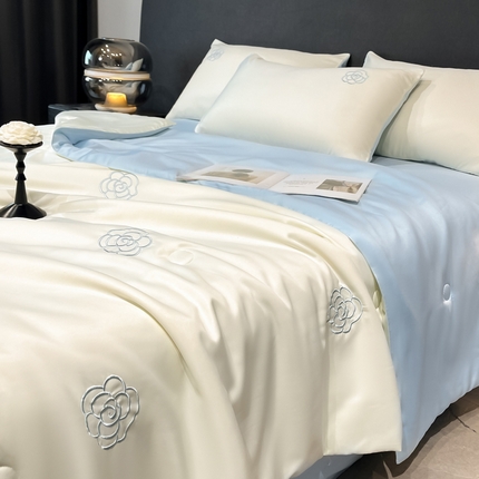 91家纺网 家纺一手货源 找家纺 宇航家纺  2025新款水洗真丝天丝绣花夏被四件套夏凉被空调被 单夏被 山茶花白拼天蓝