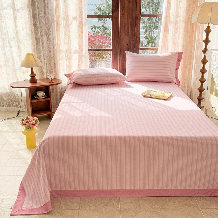 91家纺网 家纺一手货源 找家纺 简宜家居 2025新款宽边纯棉全棉老粗布床单 疏条-粉桃宽边