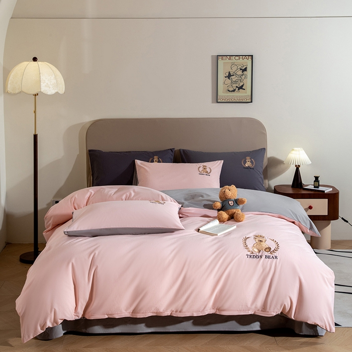 91家纺网 家纺一手货源 找家纺 澳梵家居2025新款A类全棉水洗棉刺绣四件套-泰迪小熊 泰迪熊-粉灰