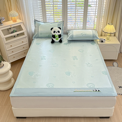 91家纺网 家纺一手货源 找家纺 席佬大 2025 新款肌理纹800D卡通草莓熊猫菱形熊猫刺绣床席床笠凉席 草莓熊猫-绿色床席款