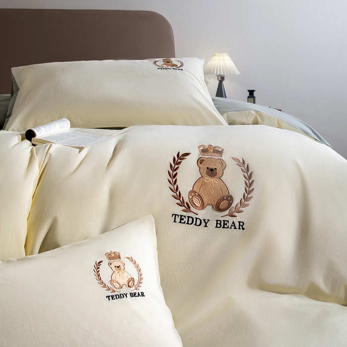 91家纺网 家纺一手货源 找家纺 澳梵家居2025新款A类全棉水洗棉刺绣四件套-泰迪小熊 泰迪熊-奶昔白灰