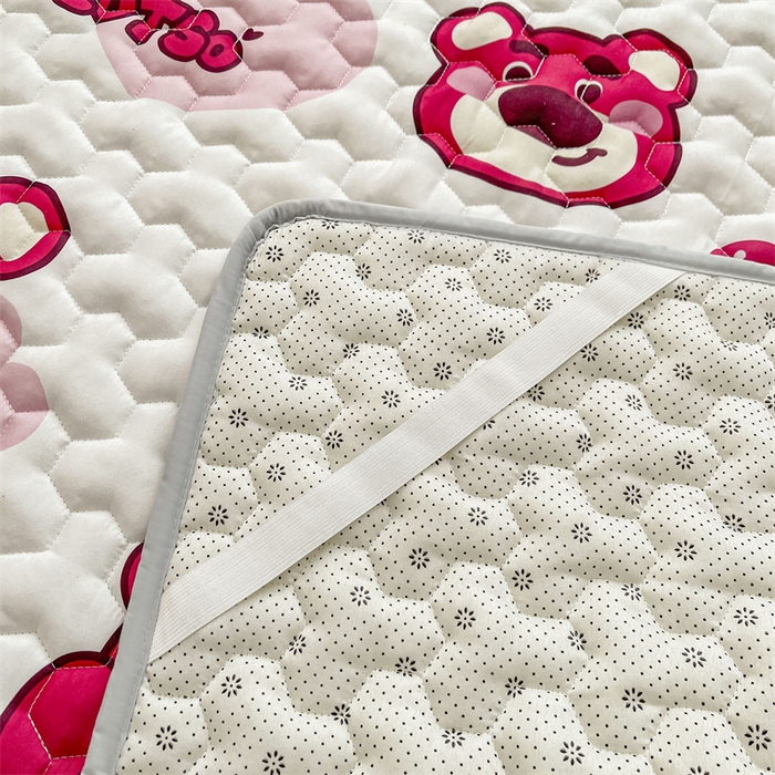 91家纺网 家纺一手货源 找家纺 迪梦思家纺 2025新款A类正版授权卡通印花水洗棉夹棉学生床护垫 爱心草莓能