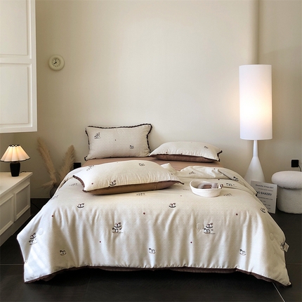 91家纺网 家纺一手货源 找家纺 换种生活 2025新款水溶小花边针织单夏被 四件套 波点木马