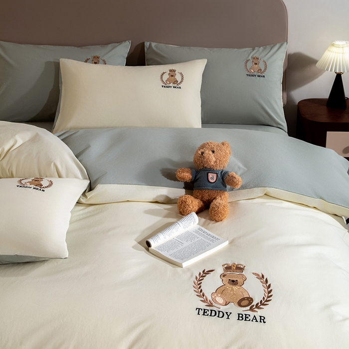 91家纺网 家纺一手货源 找家纺 澳梵家居2025新款A类全棉水洗棉刺绣四件套-泰迪小熊 泰迪熊-奶昔白灰