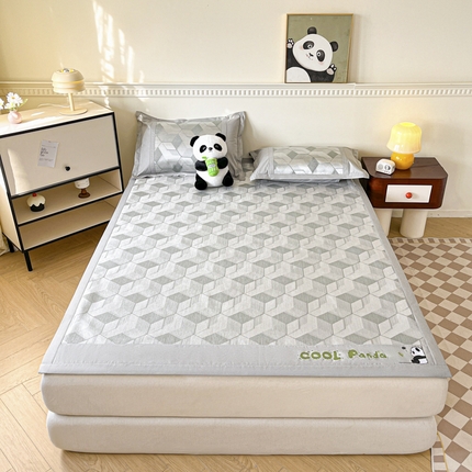 91家纺网 家纺一手货源 找家纺 席佬大 2025 新款肌理纹800D卡通草莓熊猫菱形熊猫刺绣床席床笠凉席 夏栀里-灰色床席款