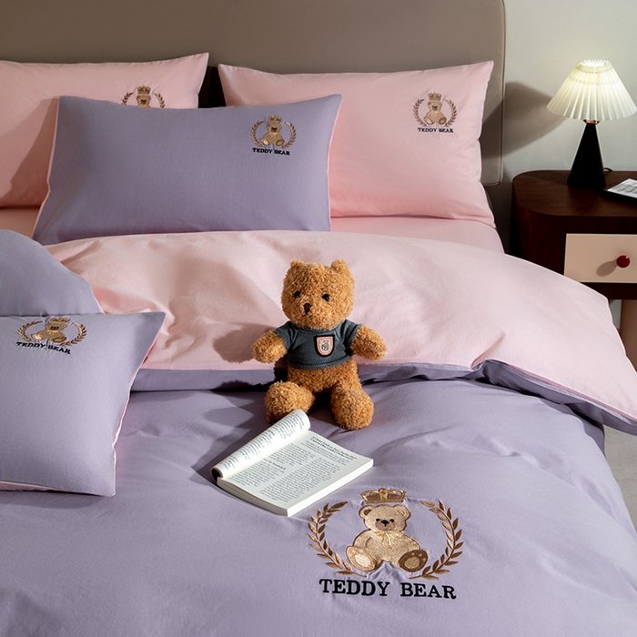 91家纺网 家纺一手货源 找家纺 澳梵家居2025新款A类全棉水洗棉刺绣四件套-泰迪小熊 泰迪熊-香芋色