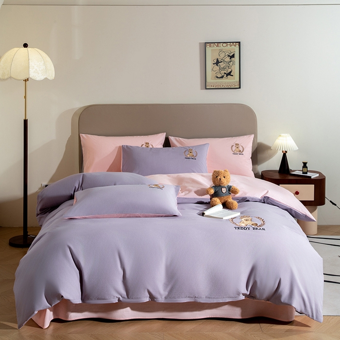 91家纺网 家纺一手货源 找家纺 澳梵家居2025新款A类全棉水洗棉刺绣四件套-泰迪小熊 泰迪熊-香芋色