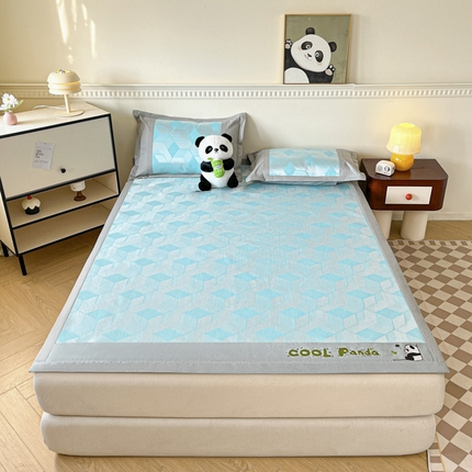 91家纺网 家纺一手货源 找家纺 席佬大 2025 新款肌理纹800D卡通草莓熊猫菱形熊猫刺绣床席床笠凉席 夏栀里-蓝色床席款