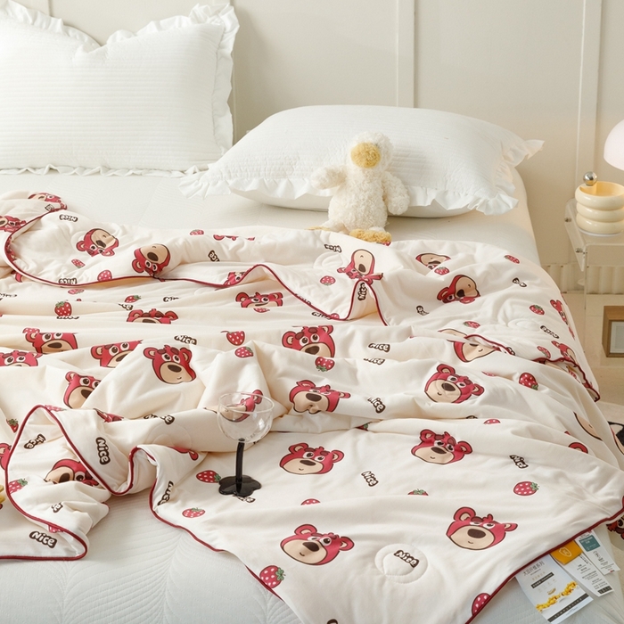 91家纺网 家纺一手货源 找家纺 优被业 2025新款A类牛奶丝针织棉夏被20%大豆(四周踩棉)软糯夏凉被空调被 草莓小熊