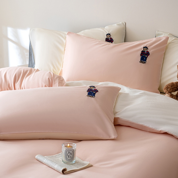 91家纺网 家纺一手货源 找家纺 澳梵家居2025新款A类裸睡级全棉刺绣四件套-英伦小熊 英伦熊-草莓奶昔