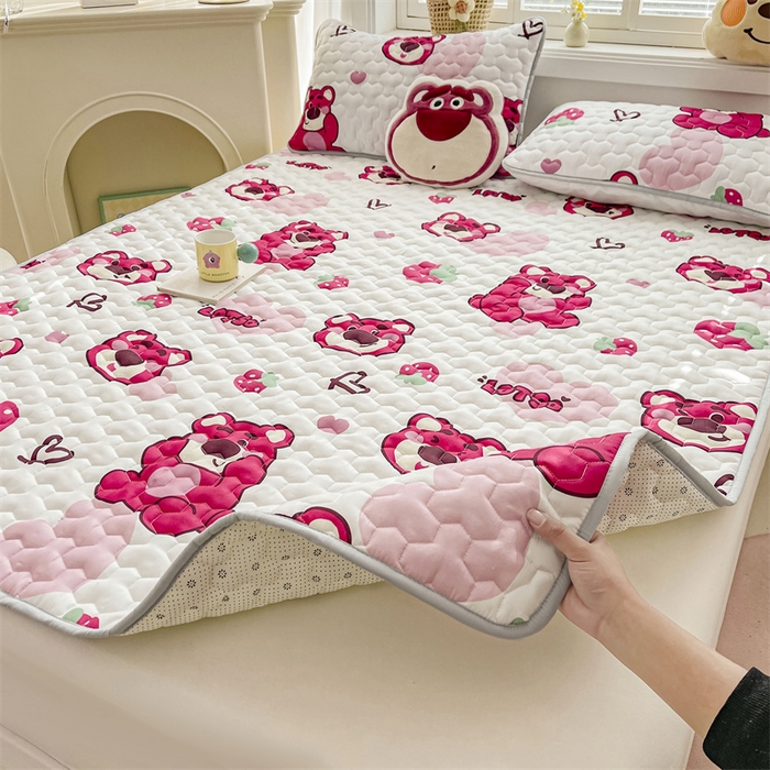 91家纺网 家纺一手货源 找家纺 迪梦思家纺 2025新款A类正版授权卡通印花水洗棉夹棉学生床护垫 爱心草莓能