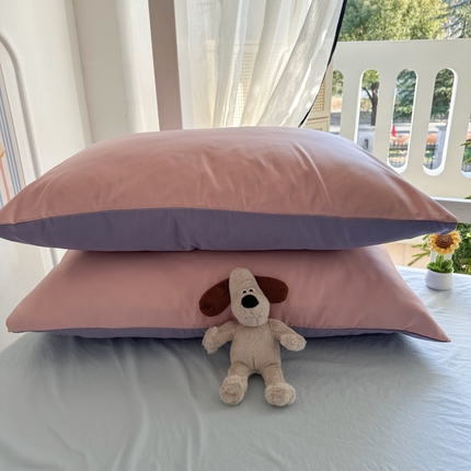 91家纺网 家纺一手货源 找家纺 百寐  2025年春夏纯色水洗真丝单品双拼素色枕芯保护套48*74cm 樱花粉+紫罗兰 