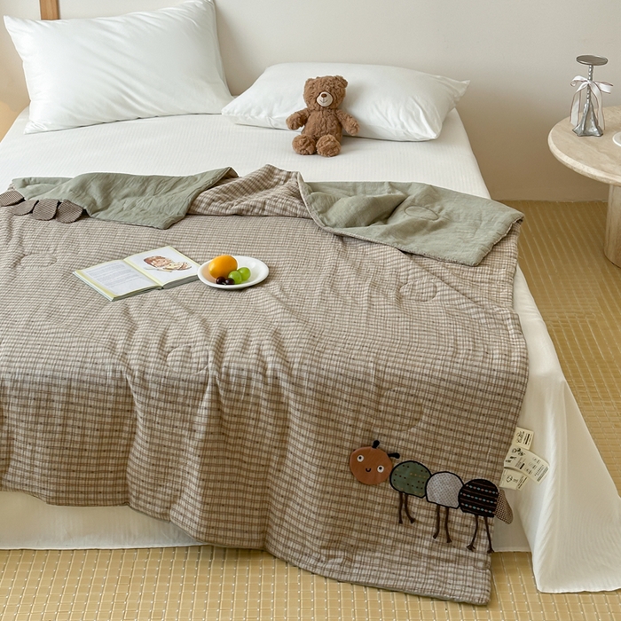 91家纺网 家纺一手货源 找家纺 月夏 2025新款全棉双层纱纱布夏被夏凉被空调被 毛毛虫-绿【填充新疆棉花】