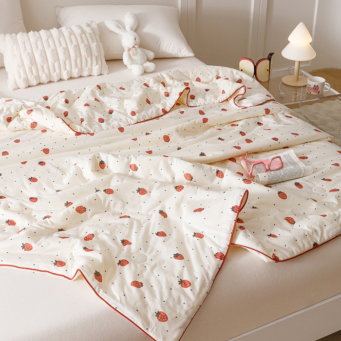 91家纺网 家纺一手货源 找家纺 优被业 2025新款A类牛奶丝针织棉夏被20%大豆(四周踩棉)软糯夏凉被空调被 草莓