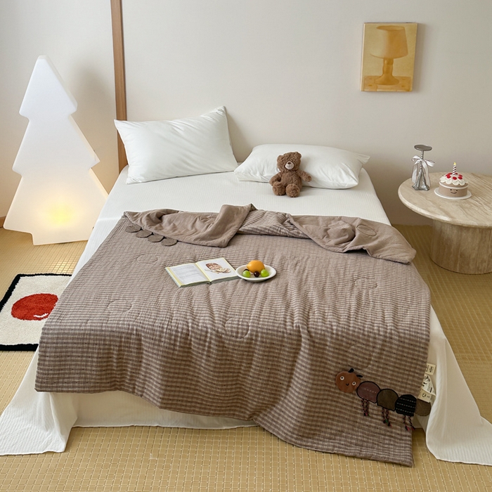 91家纺网 家纺一手货源 找家纺 月夏 2025新款全棉双层纱纱布夏被夏凉被空调被 毛毛虫-咖【填充新疆棉花】