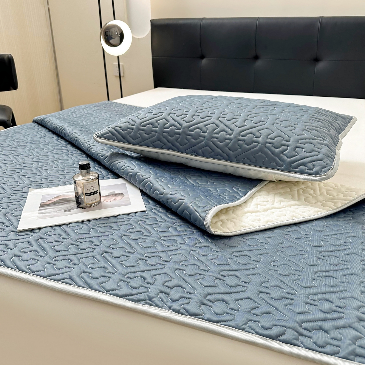 91家纺网 家纺一手货源 找家纺 席佬大  2025新款A类简约凉感丝乳胶席子凉席 宾利蓝(床席款）