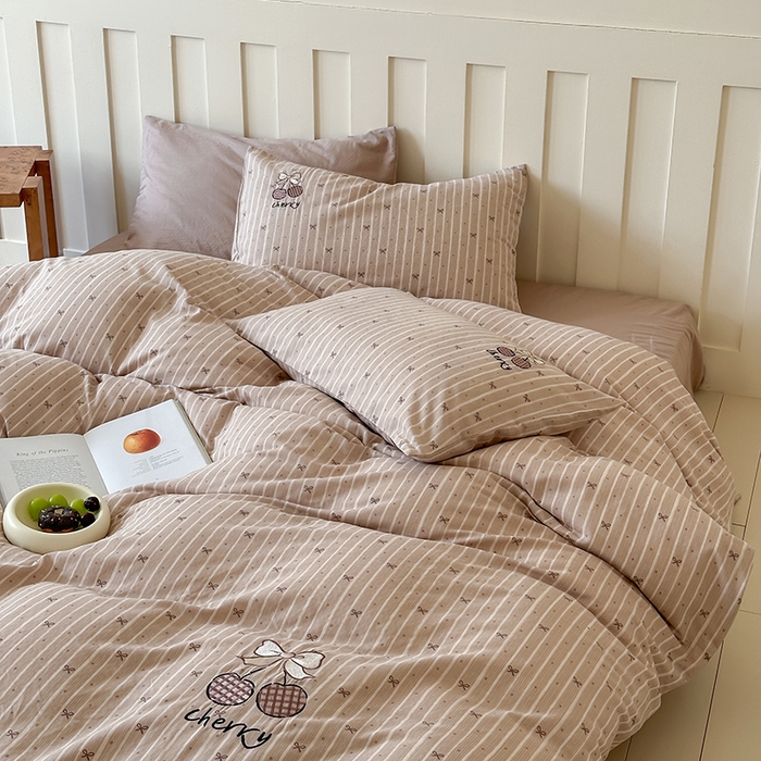 91家纺网 家纺一手货源 找家纺 圆岛家纺 2025新款全棉双层纱贴布绣四件套 樱桃慕斯