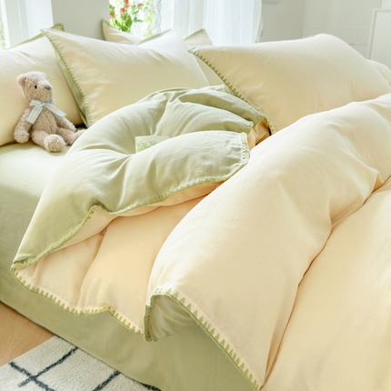 91家纺网 家纺一手货源 找家纺 莱登卡奴 2025新款A类全棉双层纱纯色贝壳绣系列四件套 双层纱奶白拼浅绿