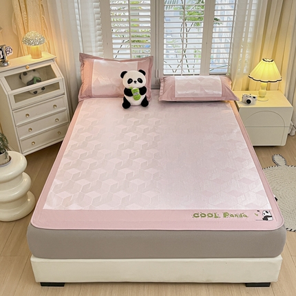 91家纺网 家纺一手货源 找家纺 席佬大 2025 新款肌理纹800D卡通草莓熊猫菱形熊猫刺绣床席床笠凉席 夏栀里-粉色床笠款