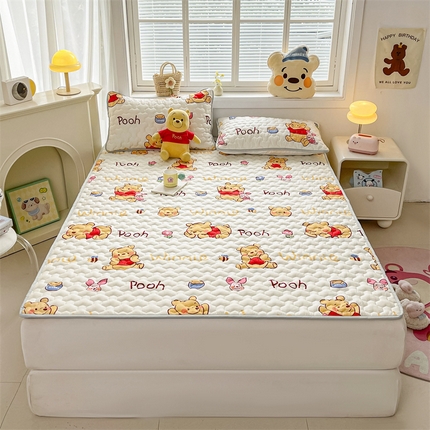 91家纺网 家纺一手货源 找家纺 迪梦思家纺 2025新款A类正版授权卡通印花水洗棉夹棉学生床护垫 蜜罐小熊