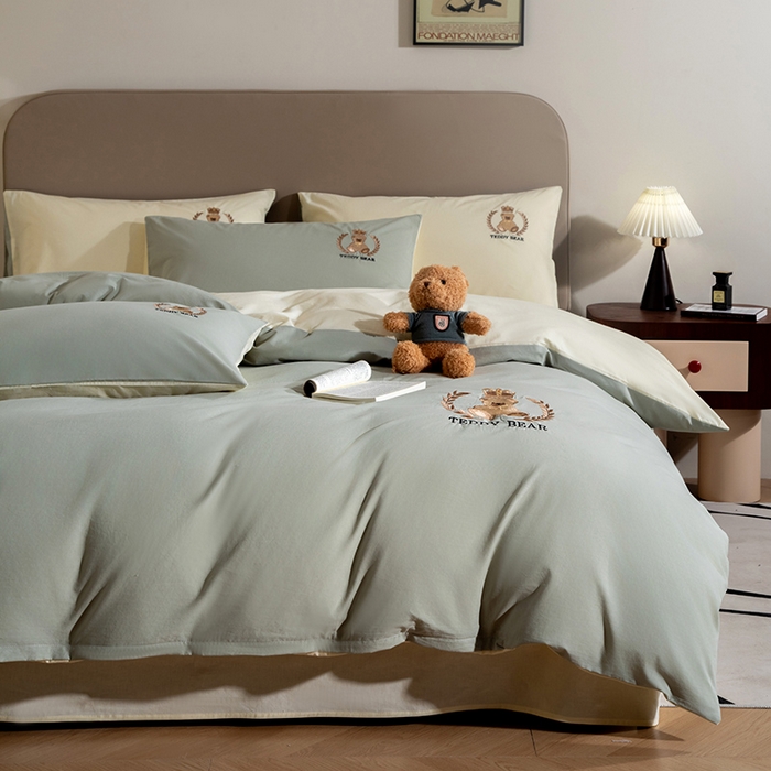 91家纺网 家纺一手货源 找家纺 澳梵家居2025新款A类全棉水洗棉刺绣四件套-泰迪小熊 泰迪熊-抹茶绿