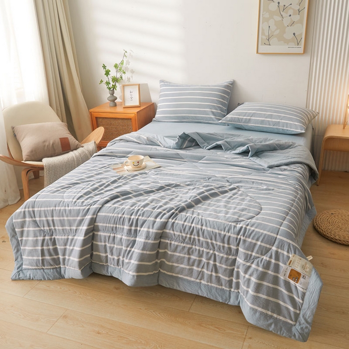 91家纺网 家纺一手货源 找家纺 熙宴 2025新款无印风新疆棉花夏被四件套 蓝宽条