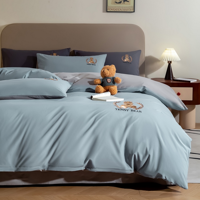 91家纺网 家纺一手货源 找家纺 澳梵家居2025新款A类全棉水洗棉刺绣四件套-泰迪小熊 泰迪熊-雾蓝