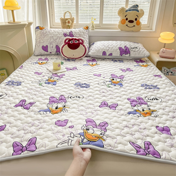 91家纺网 家纺一手货源 找家纺 迪梦思家纺 2025新款A类正版授权卡通印花水洗棉夹棉学生床护垫 黛西女上