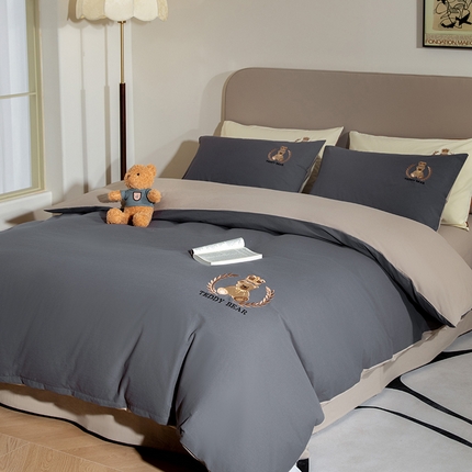 91家纺网 家纺一手货源 找家纺 澳梵家居2025新款A类全棉水洗棉刺绣四件套-泰迪小熊 泰迪熊-奶昔白灰