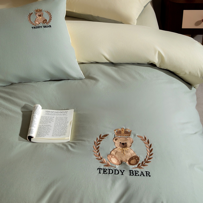 91家纺网 家纺一手货源 找家纺 澳梵家居2025新款A类全棉水洗棉刺绣四件套-泰迪小熊 泰迪熊-抹茶绿