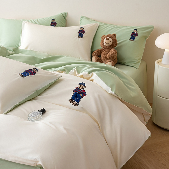 91家纺网 家纺一手货源 找家纺 澳梵家居2025新款A类裸睡级全棉刺绣四件套-英伦小熊 英伦熊-白绿