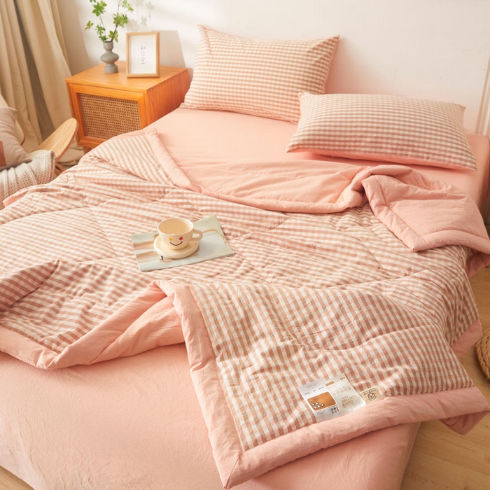 91家纺网 家纺一手货源 找家纺 熙宴 2025新款无印风新疆棉花夏被四件套 粉小格