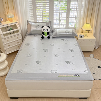 91家纺网 家纺一手货源 找家纺 席佬大 2025 新款肌理纹800D卡通草莓熊猫菱形熊猫刺绣床席床笠凉席 草莓熊猫-灰色床席款