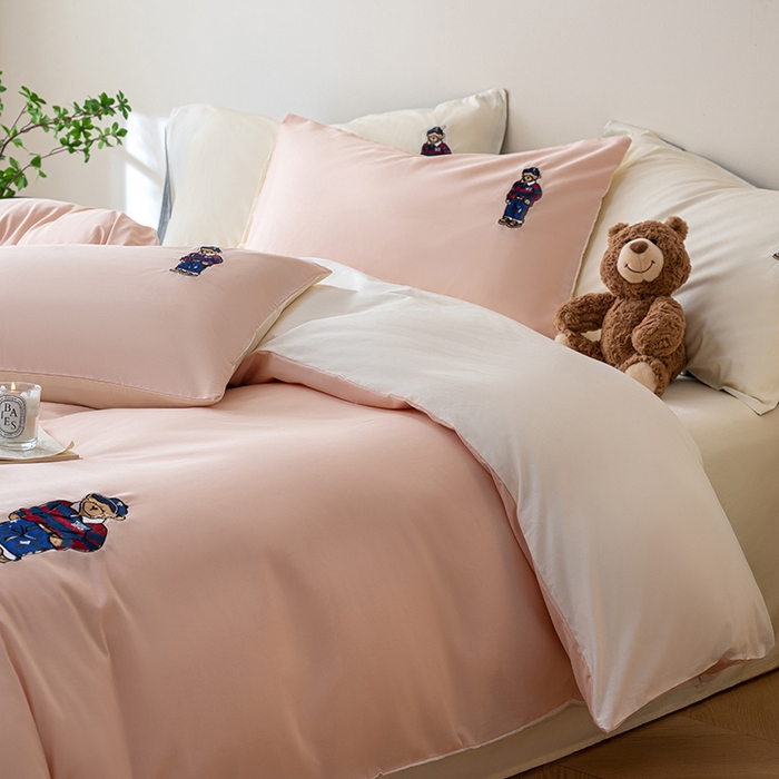 91家纺网 家纺一手货源 找家纺 澳梵家居2025新款A类裸睡级全棉刺绣四件套-英伦小熊 英伦熊-草莓奶昔