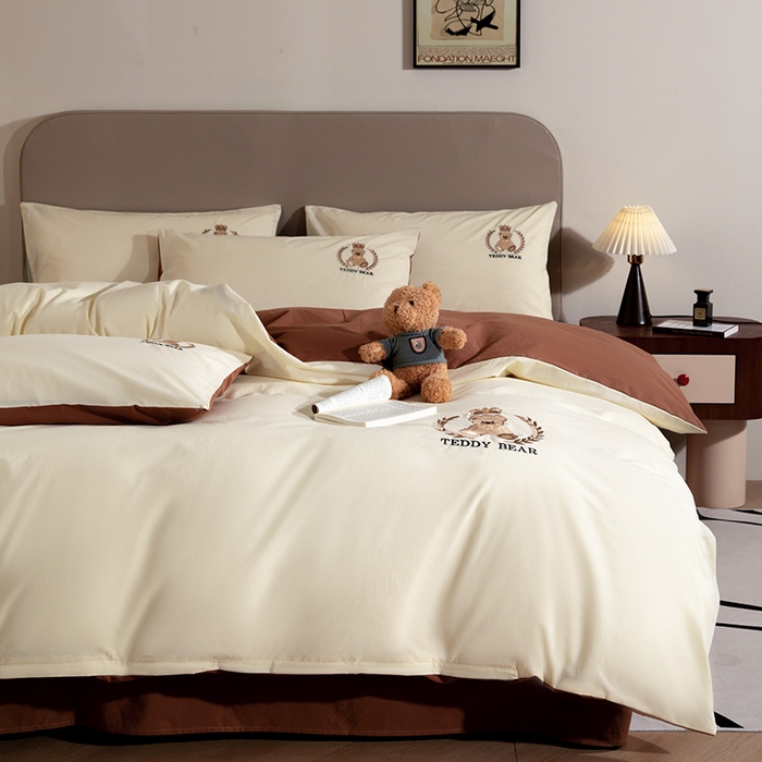 91家纺网 家纺一手货源 找家纺 澳梵家居2025新款A类全棉水洗棉刺绣四件套-泰迪小熊 泰迪熊-白巧