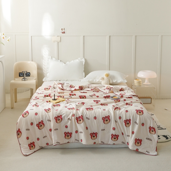 91家纺网 家纺一手货源 找家纺 优被业 2025新款A类牛奶丝针织棉夏被20%大豆(四周踩棉)软糯夏凉被空调被 草莓小熊