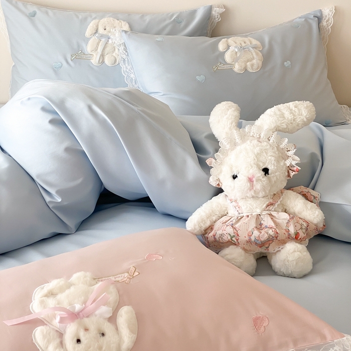 91家纺网 家纺一手货源 找家纺 MIU缪家居 2025新款100支全棉四件套-伽佰俐 卡通场景 蓝色