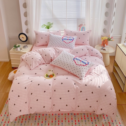 91家纺网 家纺一手货源 找家纺 大麦乐田2025新款四季亲肤可爱柔软毛巾绣四件套-彩格乐园系列 心心 粉