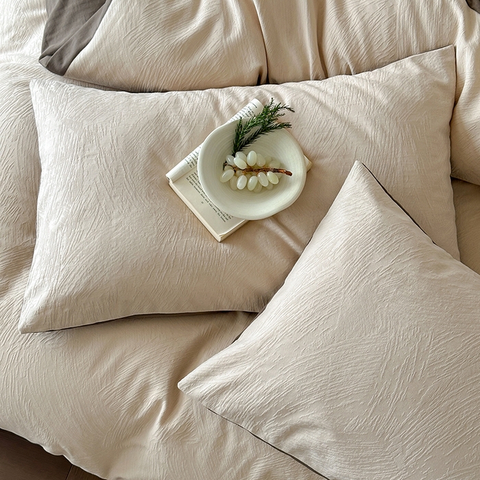 91家纺网 家纺一手货源 找家纺 梦享生活家居 2025新款全棉三层肌理提花四件套-素写系列 素写-奶白双拼可可棕