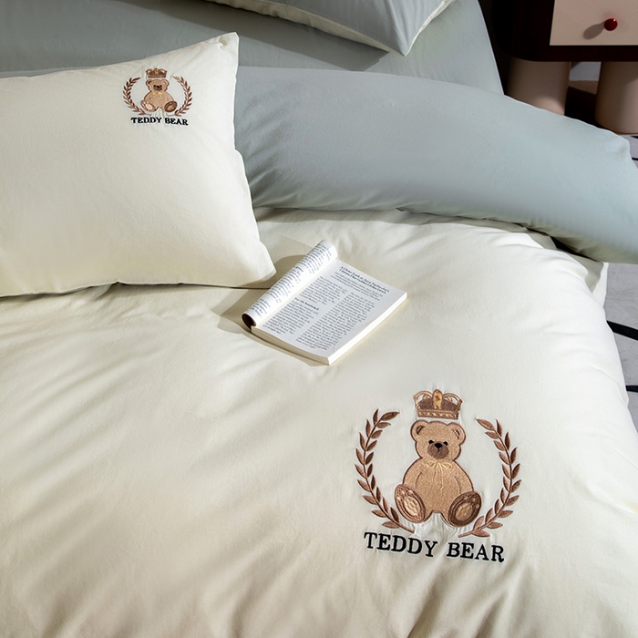 91家纺网 家纺一手货源 找家纺 澳梵家居2025新款A类全棉水洗棉刺绣四件套-泰迪小熊 泰迪熊-奶昔白灰