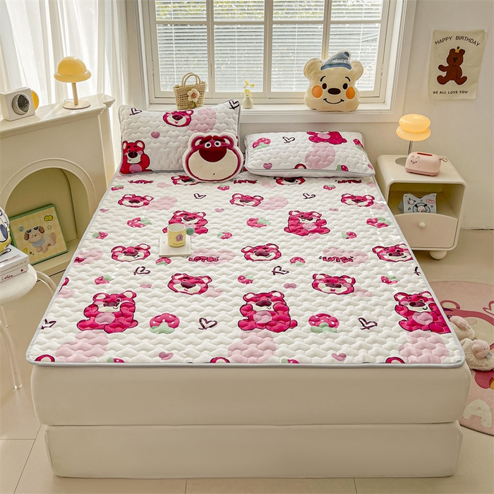 91家纺网 家纺一手货源 找家纺 迪梦思家纺 2025新款A类正版授权卡通印花水洗棉夹棉学生床护垫 爱心草莓能