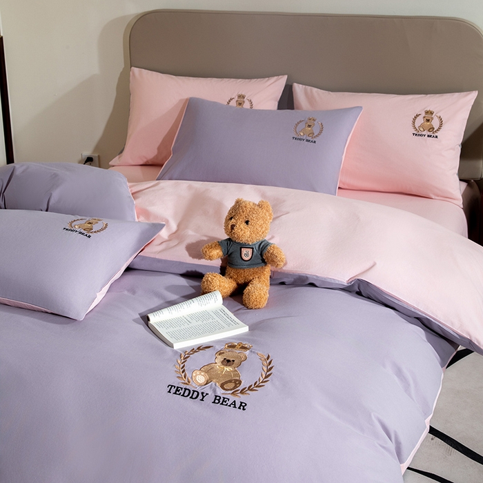 91家纺网 家纺一手货源 找家纺 澳梵家居2025新款A类全棉水洗棉刺绣四件套-泰迪小熊 泰迪熊-香芋色