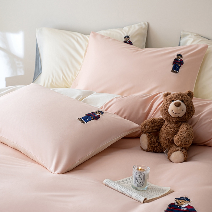 91家纺网 家纺一手货源 找家纺 澳梵家居2025新款A类裸睡级全棉刺绣四件套-英伦小熊 英伦熊-草莓奶昔