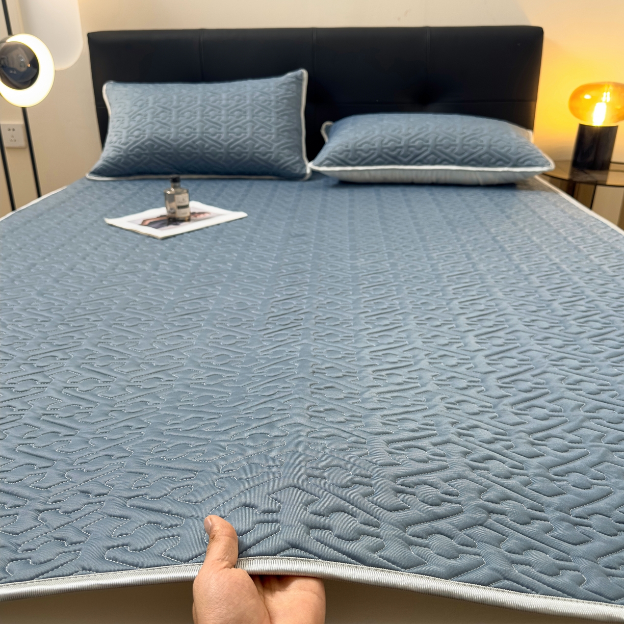 91家纺网 家纺一手货源 找家纺 席佬大  2025新款A类简约凉感丝乳胶席子凉席 宾利蓝(床席款）