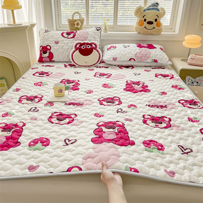 91家纺网 家纺一手货源 找家纺 迪梦思家纺 2025新款A类正版授权卡通印花水洗棉夹棉学生床护垫 爱心草莓能