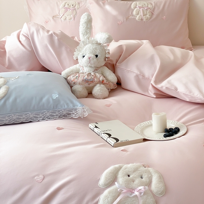 91家纺网 家纺一手货源 找家纺 （总）MIU缪家居 2025新款100支全棉四件套-伽佰俐 卡通场景