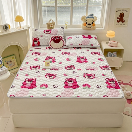 91家纺网 家纺一手货源 找家纺 迪梦思家纺 2025新款A类正版授权卡通印花水洗棉夹棉学生床护垫 爱心草莓能