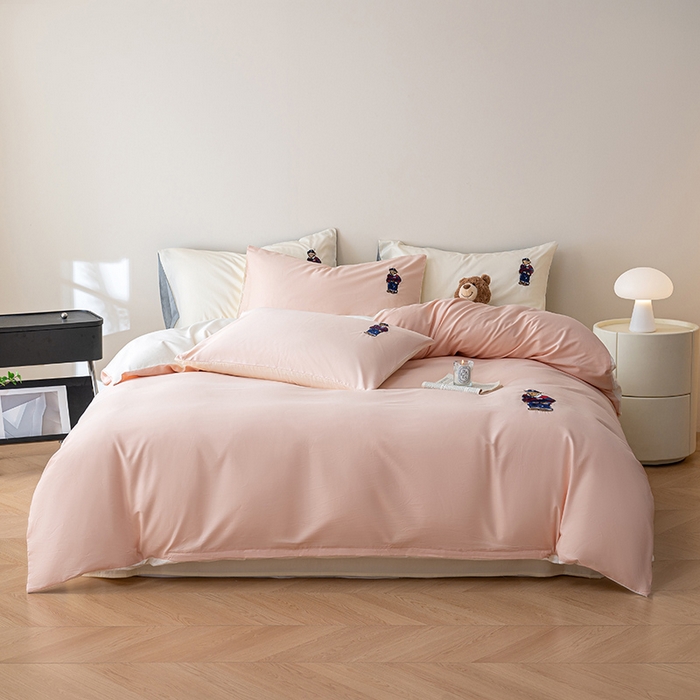 91家纺网 家纺一手货源 找家纺 澳梵家居2025新款A类裸睡级全棉刺绣四件套-英伦小熊 英伦熊-草莓奶昔